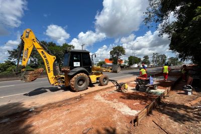 notícia: Amapá em obras: Governo do Estado constrói novas calçadas para pedestres na Rodovia Duca Serra, em Macapá