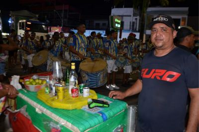 notícia: ‘Zerei meu estoque’, comemora ambulante na primeira noite do ‘Na Levada do Samba’