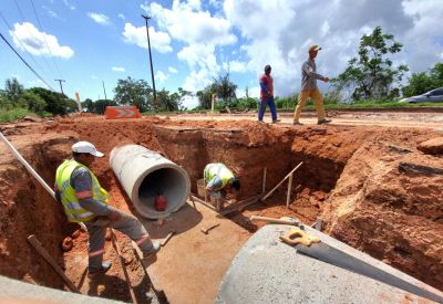 notícia: Amapá em obra: Governo do Estado executa serviços de drenagem e terraplenagem na Rodovia Josmar Chaves Pinto, em Macapá