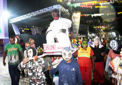 notícia: Baile dos Máscaras da Festa de São Tiago une história e diversão em Mazagão Velho