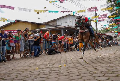 notícia: Festa de São Tiago: público se diverte ao atirar bagaços de laranjas na passagem do 'Bobo Velho'