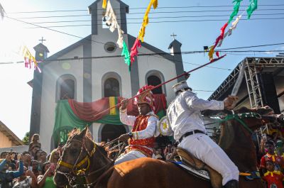 notícia: Fé, cultura e emoção marcam a 'Batalha entre Mouros e Cristãos' na Festa de São Tiago, em Mazagão