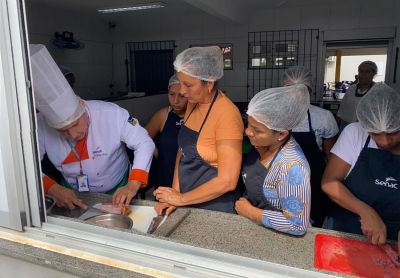 notícia: Aulas de comida de boteco, finanças e primeiros socorros atraem moradores do Miracema para curso de férias do Governo do Amapá