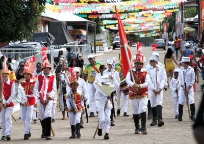 notícia: Encenação da batalha entre mouros e cristãos pelas crianças marca encerramento da Festa de São Tiago