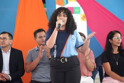 notícia: 'Senti orgulho de cantar para todos', diz aluna que se apresentou durante a reinauguração da Escola Estadual Augusto dos Anjos