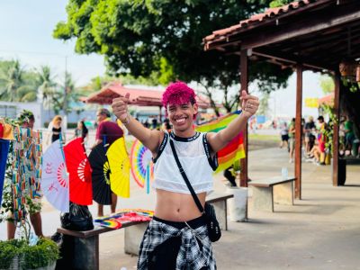 notícia: 'Me sinto livre para ser quem realmente sou', celebra participante da 24ª Parada do Orgulho LGBTQIAPN+, em Macapá