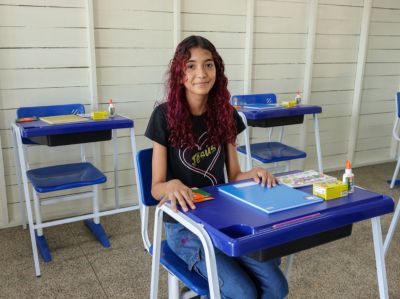 notícia: 'Vamos aprender com mais conforto', diz aluna beneficiada pela entrega da Escola Estadual Padaria, em Laranjal do Jari