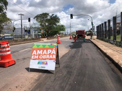 notícia: Governo do Estado realiza serviços de recuperação asfáltica na Rodovia Duca Serra, em Macapá