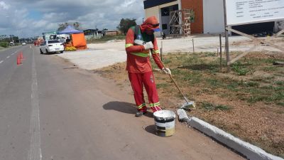 notícia: Governo do Amapá realiza roçagem e pintura de canteiros nos 13 quilômetros da Rodovia Josmar Pinto