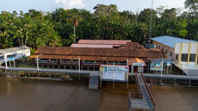 notícia: Comunidades ribeirinhas da Vila Maranata ganham escola com painéis solares e internet, em Mazagão