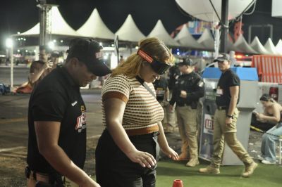 notícia: Experiência com óculos que simulam embriaguez vira sensação entre os visitantes da 53ª Expofeira do Amapá