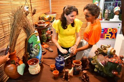 notícia: 'É uma sensação indescritível', diz jovem com deficiência visual ao tocar peças de cerâmica em alto relevo na 53ª Expofeira do Amapá 