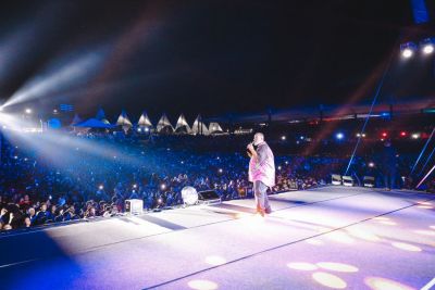 notícia: Péricles encanta multidão com pagode romântico e samba raiz na 53ª Expofeira do Amapá