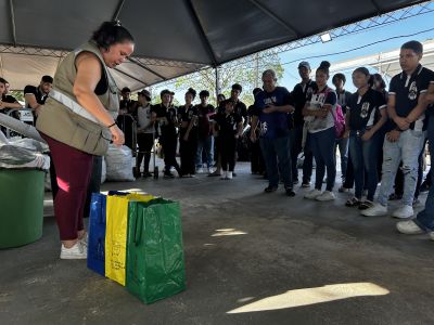 notícia: Estudantes da rede pública visitam estande de coleta seletiva e aprendem sobre sustentabilidade na 53ª Expofeira do Amapá