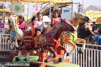 notícia: FOTOS: com parque de diversão gratuito, pais e filhos aproveitam o 'Domingo da Família' na 53ª Expofeira do Amapá