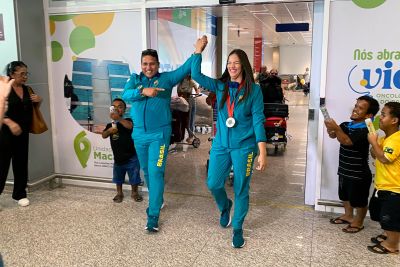 notícia: 'Dedico essa medalha a todo o povo brasileiro', diz paratleta Wanna Brito ao desembarcar no Amapá