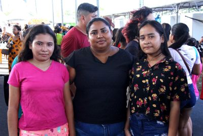 notícia: 'Estavam ansiosas que teria brinquedo de graça', conta mãe do Vale Verde que levou filhas para o Parque de Diversões da 53ª Expofeira do Amapá