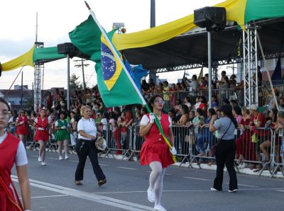 notícia: Mais de 15 mil pessoas prestigiam desfile de 13 de setembro das escolas estaduais promovido pelo Governo do Amapá