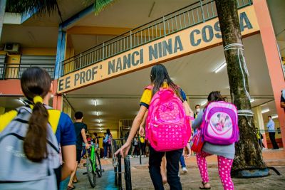 notícia: Professores e alunos apresentam projeto que valoriza raízes amapaenses na Escola Estadual Prof.ª Nancy Nina da Costa, em Macapá