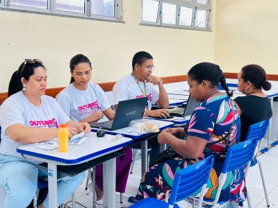 notícia: Outubro Rosa: Governo do Amapá leva prevenção ao câncer de mama para moradoras do Residencial Miracema, em Macapá