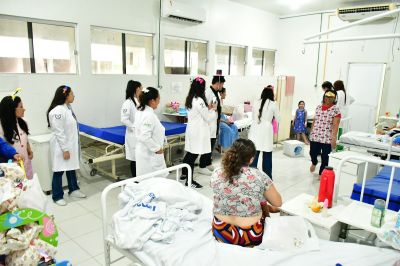 notícia: Crianças internadas no Hospital de Santana participam de programação especial com brincadeiras e distribuição de brindes