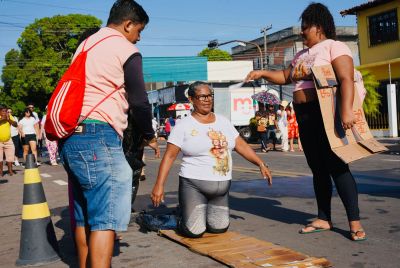 notícia: Em ato de fé e gratidão devota de Nossa Senhora de Nazaré percorre de joelhos todo o trajeto da procissão, em Macapá