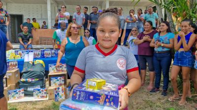 notícia: Governo do Amapá entrega 135 kits pedagógicos e brinquedos para estudantes da comunidade ribeirinha Ipixuna Miranda