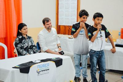 notícia: Governo do Amapá entrega uniformes para alunos do projeto social ‘Música para Todos’ na Escola Estadual Josefa Jucileide, em Macapá