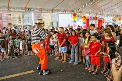 notícia: Brincadeiras e diversão marcam dia de 400 crianças do Residencial Mucajá, em Macapá, com projeto do Governo do Amapá