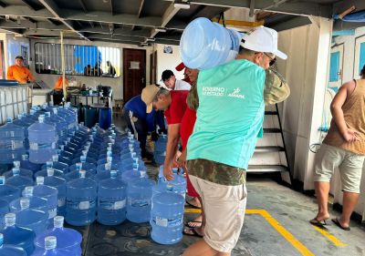 notícia: Governo do Amapá inicia distribuição de 120 mil litros de água potável para comunidades atingidas pela salinização no Bailique, em Macapá