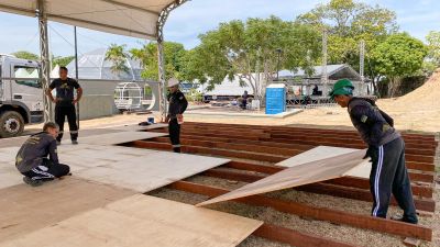 notícia: Estruturas e coberturas da Folia Literária Internacional do Amapá são preparadas no Parque do Forte, em Macapá