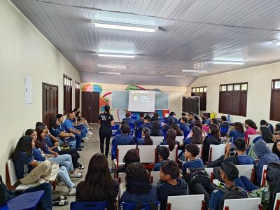 notícia: Projeto ‘Policia Civil nas Escolas’ orienta sobre bullying e respeito para alunos da Escola Estadual Antônio João, em Macapá