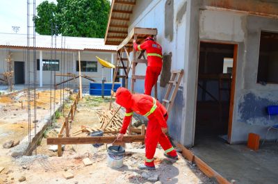 notícia: Obra da Escola Estadual Lauro Chaves, em Macapá, avança para bloco de salas, quadra poliesportiva e banheiros