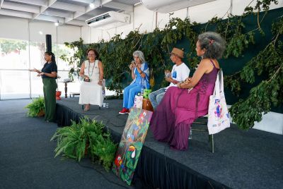 notícia: Roda de conversa promove leitura infantil e juvenil na Folia Literária do Amapá, realizada pelo Governo do Estado