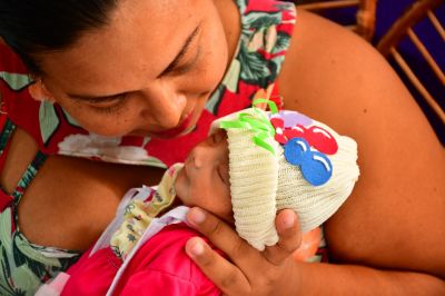 notícia: Novembro Roxo: no Hospital da Mulher Mãe Luzia, bebês prematuros protagonizam ensaio fotográfico 