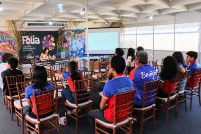 notícia: Oficina de contos literários e produção textual reúne acadêmicos e estudantes na Folia Literária Internacional do Amapá