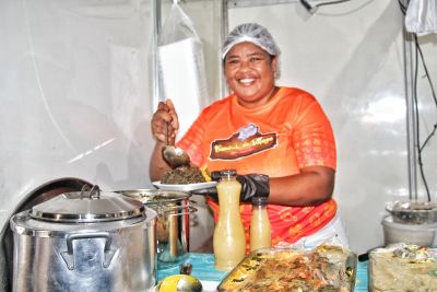 notícia: 'As comidas típicas são as mais pedidas, vende tudo’, celebra empreendedora no 29º Encontro dos Tambores 