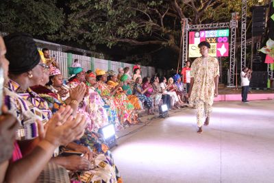 notícia: Desfile de moda afro encanta o público na quarta noite do 29º Encontro dos Tambores