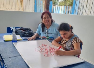 notícia: 'Felicidade em dar aulas em um ambiente compatível’, diz professora do Atendimento Especializado de escola reconstruída pelo Governo do Estado