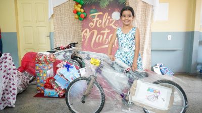 notícia: ‘O melhor dia da minha vida’, celebra aluna que recebeu presente do Governo do Amapá na campanha 'Papai Noel dos Correios'