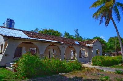 notícia: Preservando a arquitetura original, novas telhas começam a ser instaladas no prédio do Parque Residência, em Macapá