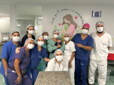 notícia: Bebê prematuro extremo recebe alta após seis meses na UTI Neonatal e emociona equipe do Hospital da Mulher Mãe Luzia, em Macapá