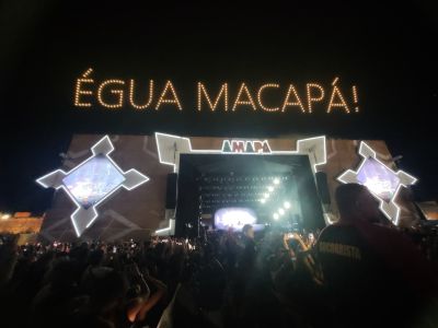 notícia: FOTOS: Alok leva multidão ao delírio com espetáculo de drones, lasers e mix de eletrônico, samba e internacional no Réveillon do Amapá