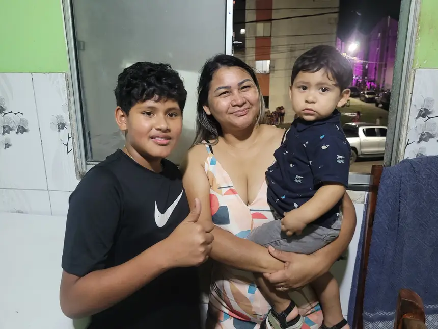 Família curtindo o carnaval dentro de sua casa