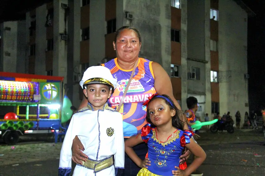 O marinnheiro e a Branca de Neve estavam curtindo o carnaval