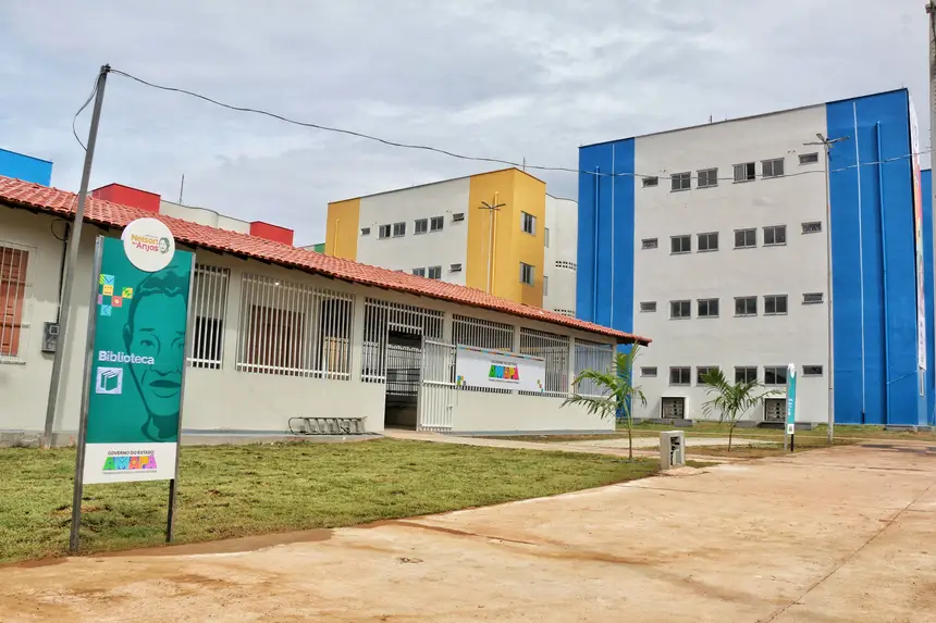 Biblioteca integrada ao espaço de ringue de boxe do projeto ″Formando Campeões″ idealizado por Nelson dos Anjos
