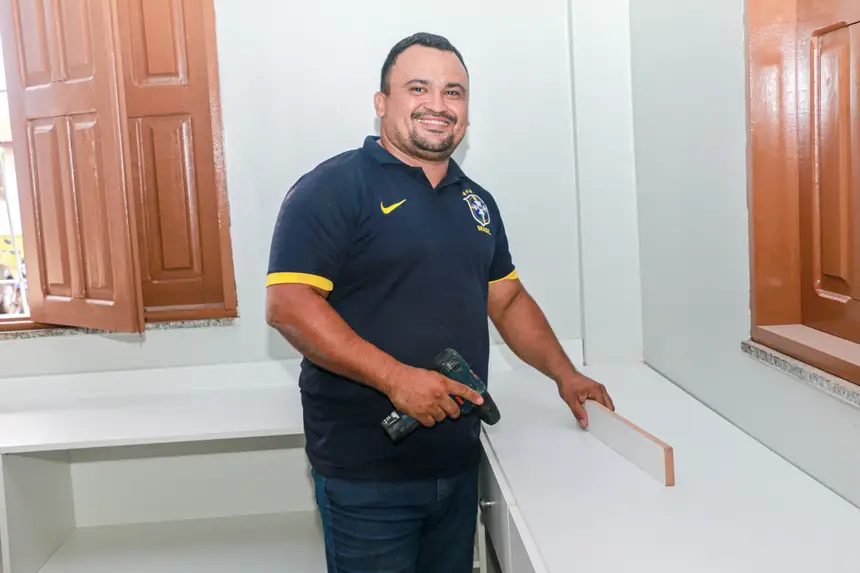 Técnico de manutenção Flávio Santos, de 37 anos, fez o primeiro projeto de móveis planejados para a biblioteca do residencial