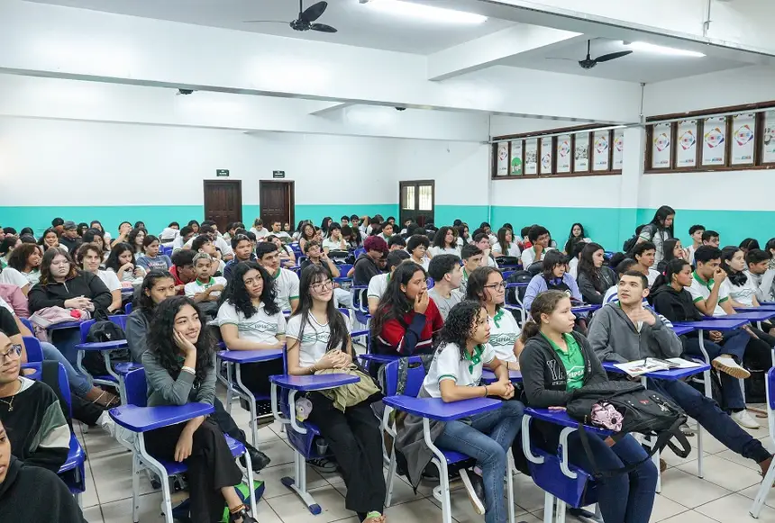 Governo do Amapá iniciou a divulgação do Jovem Senador 2025 na Escola Gabriel de Almeida Café, em Macapá