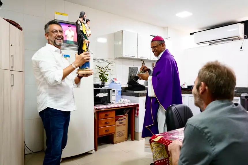 Salas e locais de trabalho dos servidores foram agraciados pela imagem e a benção do bispo Dom Antonio