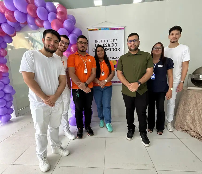 Diretor presidente do Procon Amapá, Matheus Pinto, acompanhado da assistente social do Ijoma, Lene Moraes e voluntários do intituto que participaram da ação. 